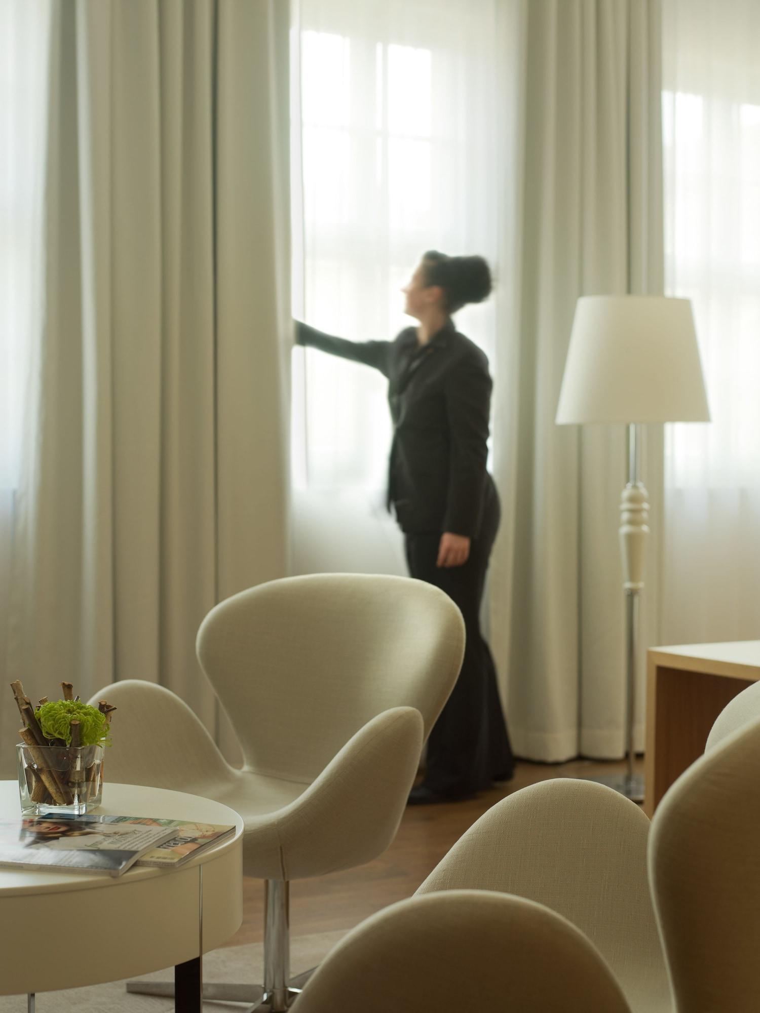 Hyperion Hotel Dresden Am Schloss Exterior foto A chambermaid making a bed