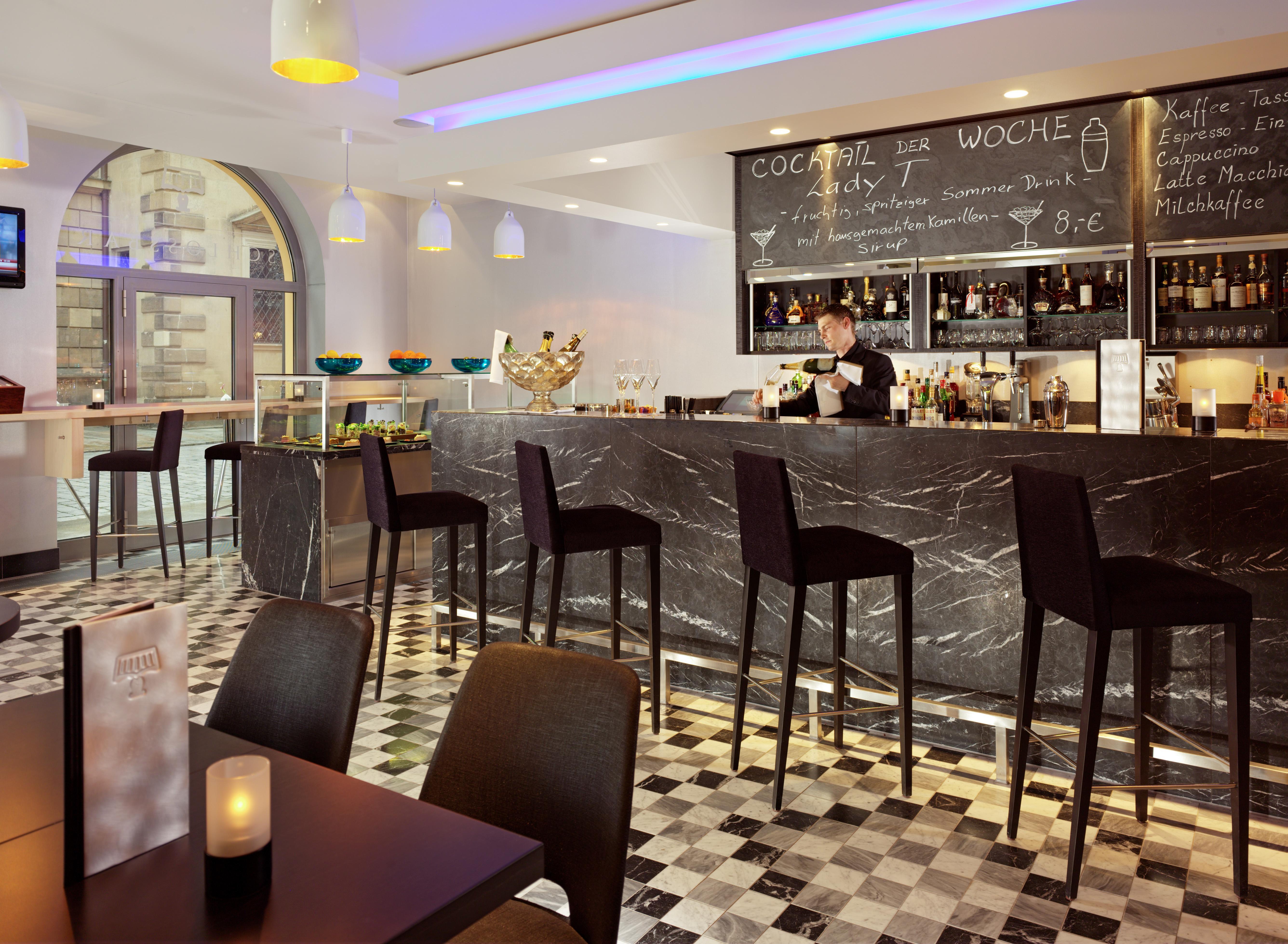 Hyperion Hotel Dresden Am Schloss Facilidades foto The bar at the hotel